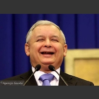 Jarosław Kaczyński śmieje się pompa 