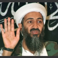 Bin Laden podnosi rękę