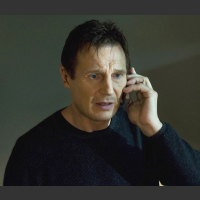 Nie wiem kim jesteś ale znajdę cię i zabiję Liam Neeson rozmawia przez telefon