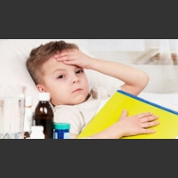 Dziecko łapie się za głowę dzieciak gorączka