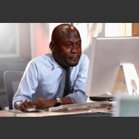 Płaczący człowiek murzyn przed komputerem