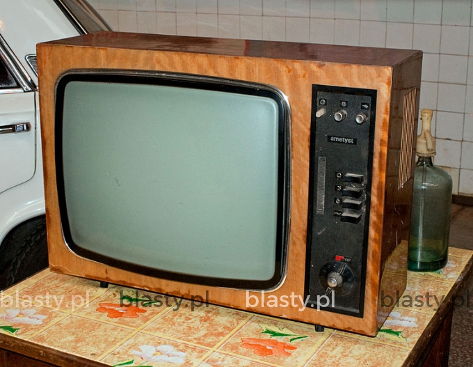 Moi rodzice mieli taki telewizor, dobrze pamiętam bo to ja robiłem za pilota