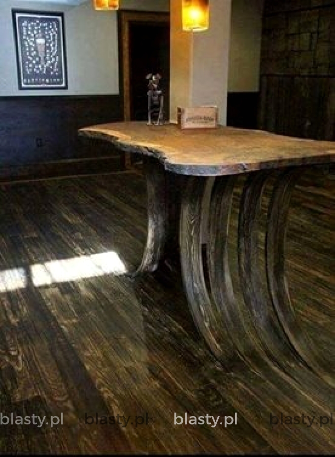 Wygląda na to że stół wyrósł spod ziemi