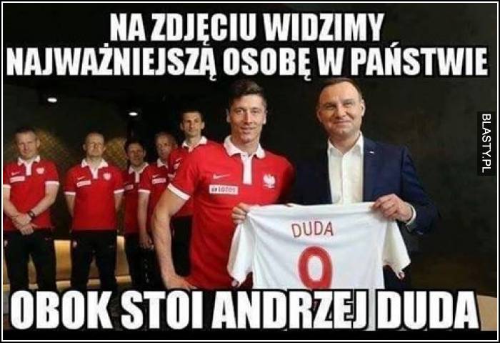 Na zdjęciu widzimy najważniejszą osobę w państwie - obok stoi andrzej duda