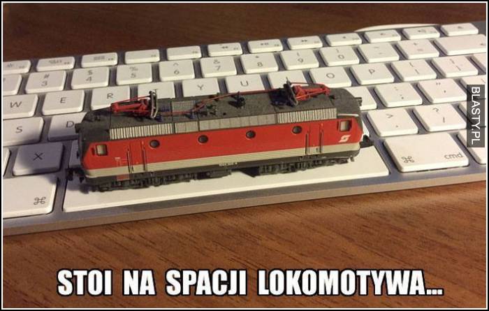 Stoi na spacji lokomotywa