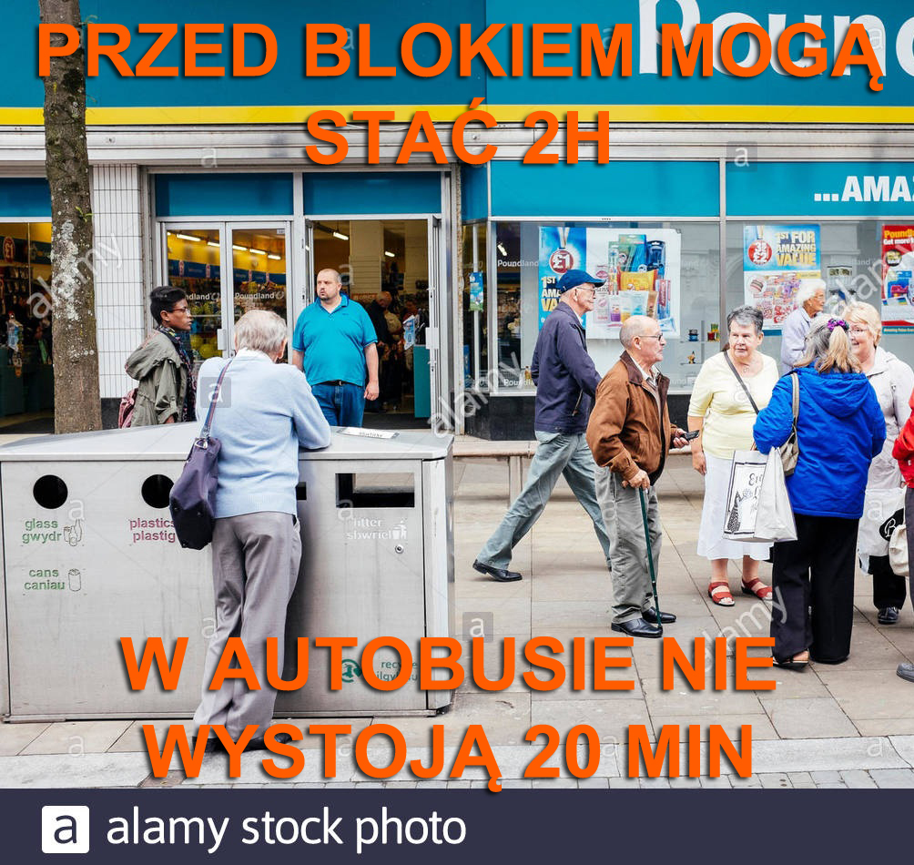 babcie stoją przed blokiem