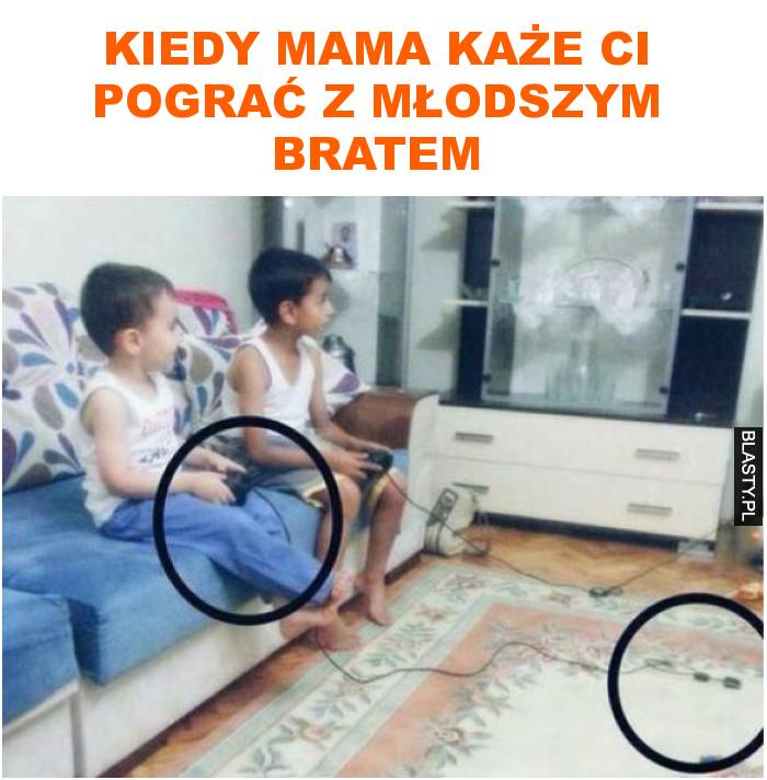 Kiedy mama każe ci pograć z młodszym bratem