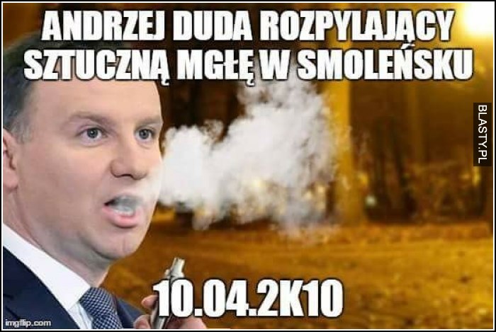 Andrzej duda rozpyla sztuczną mgłę w smoleńsku