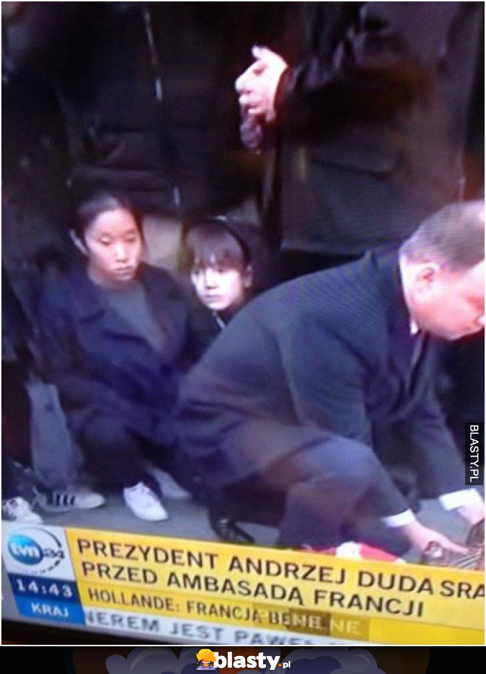 Prezydent Andrzej Duda sra przed ambasadą francji