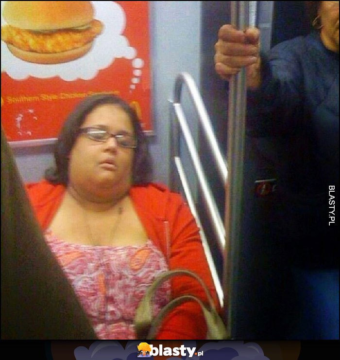 Kobieta śpi w metrze myśli o burgerze reklama za nią