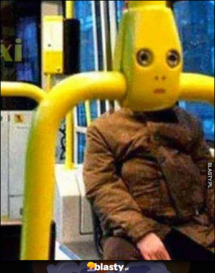 Babcia w autobusie tramwaju uchwyt wygląda jak jej głowa dziwna mina