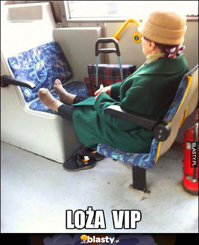 Loża VIP babcia w autobusie wyciągnęła nogi i zdjęła buty
