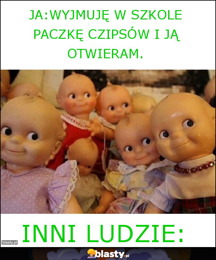 ja:wyjmuję w szkole paczkę czipsów i ją otwieram.