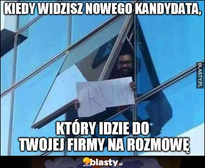 Kiedy widzisz nowego kandydata, który idzie do Twojej firmy na rozmowę facet trzyma kartkę run uciekaj