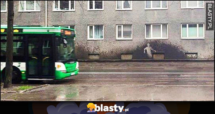 Autobus obryzgał ścianę ślad odbicie gościa