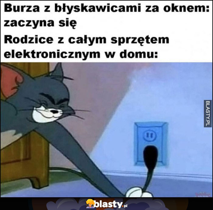 Burza z błyskawicami za oknem, rodzice z całym sprzętem elektronicznym w domu wyciągają wtyczki z gniazdka