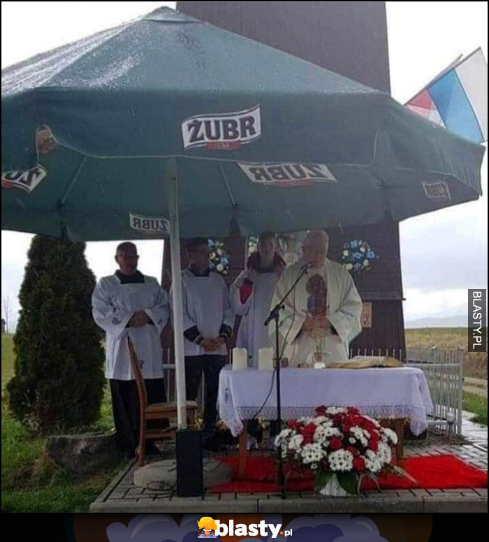 Ksiądz odprawia mszę pod parasolem piwo Żubr