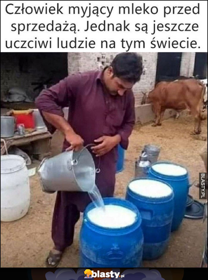 Człowiek myjący mleko przed sprzedażą, dolewa wody. Jednak są jeszcze uczciwi ludzie na tym świecie