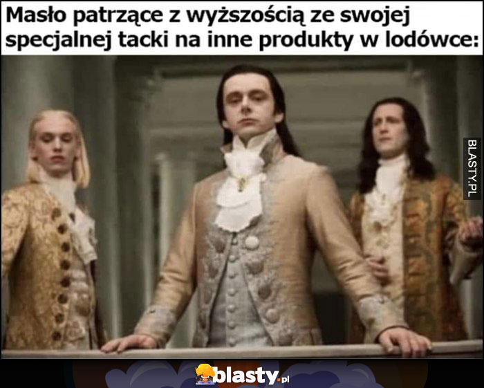 Masło patrzące z wyższością ze swojej specjalnej tacki na inne produkty w lodówce arystokracja