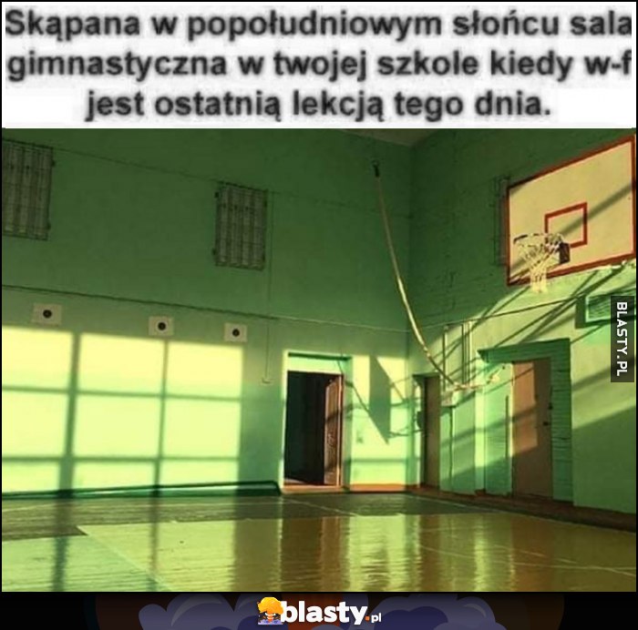 Skąpana w popołudniowym słońcu sala gimnastyczna kiedy WF jest ostatnią lekcją tego dnia