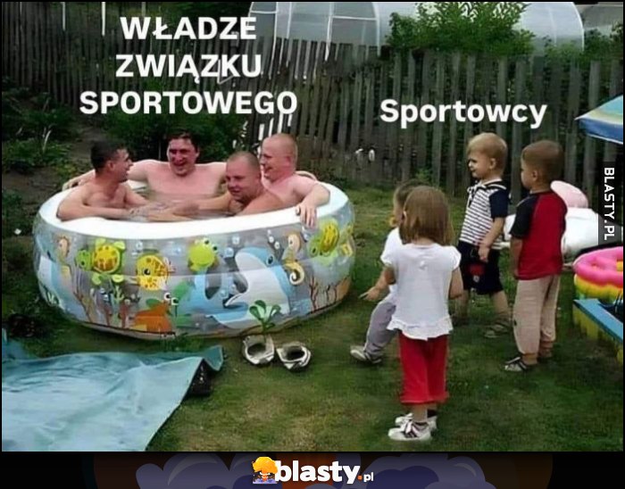 Władze związku sportowego dorosłe chłopy w baseniku dla dzieci vs sportowcy dzieci patrzą z boku