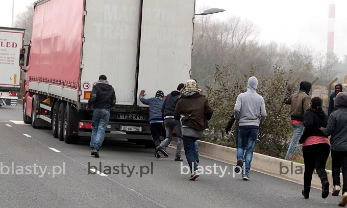 Dobre ziomki imigranci odpalają tira na popych