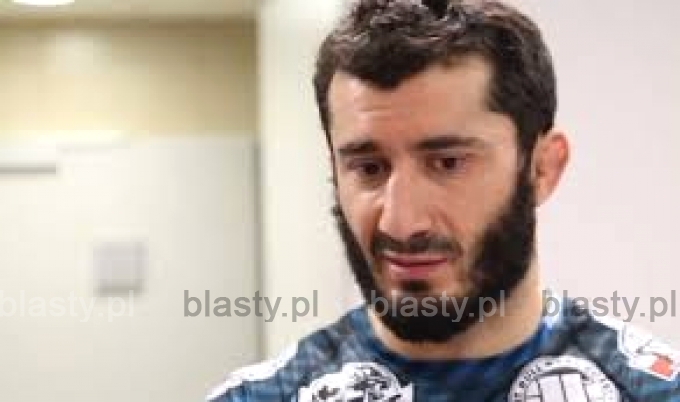 Mamed Khalidov broni muzułmańskich uchodźców