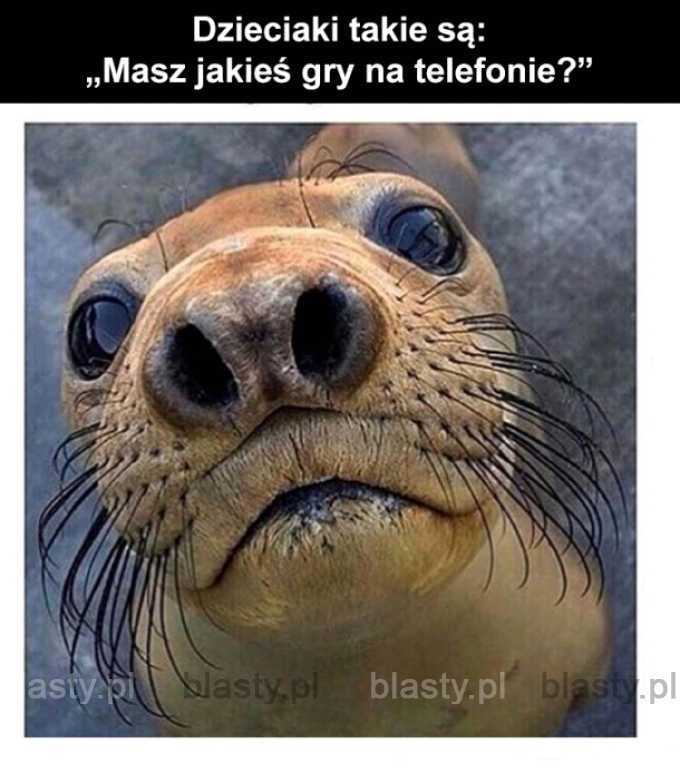 Mój młodszy brak, kiedy obczai, że mam grę na telefonie.