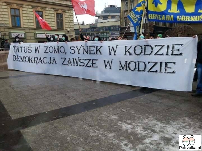 Tatuś w zomo synek w kodzie demokracja zawsze w modzie