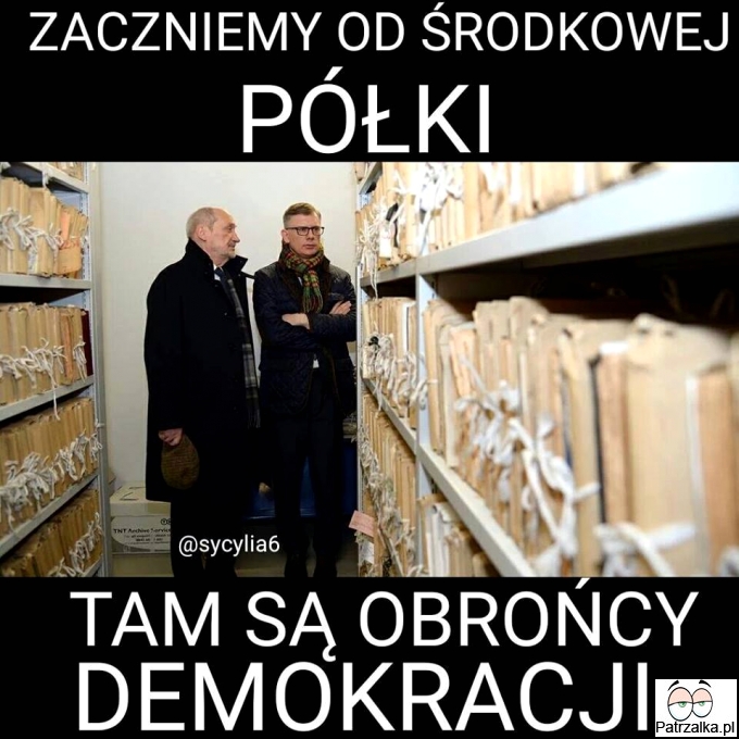 Zaczynamy od środkowej półki tam są obrońcy demokracji