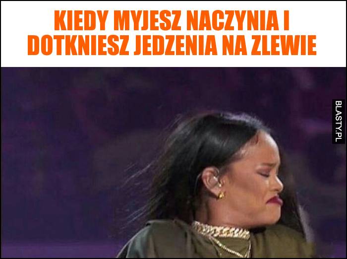 Kiedy myjesz naczynia i dotkniesz jedzenia na zlewie