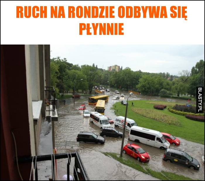 Ruch na rondzie odbywa się płynnie