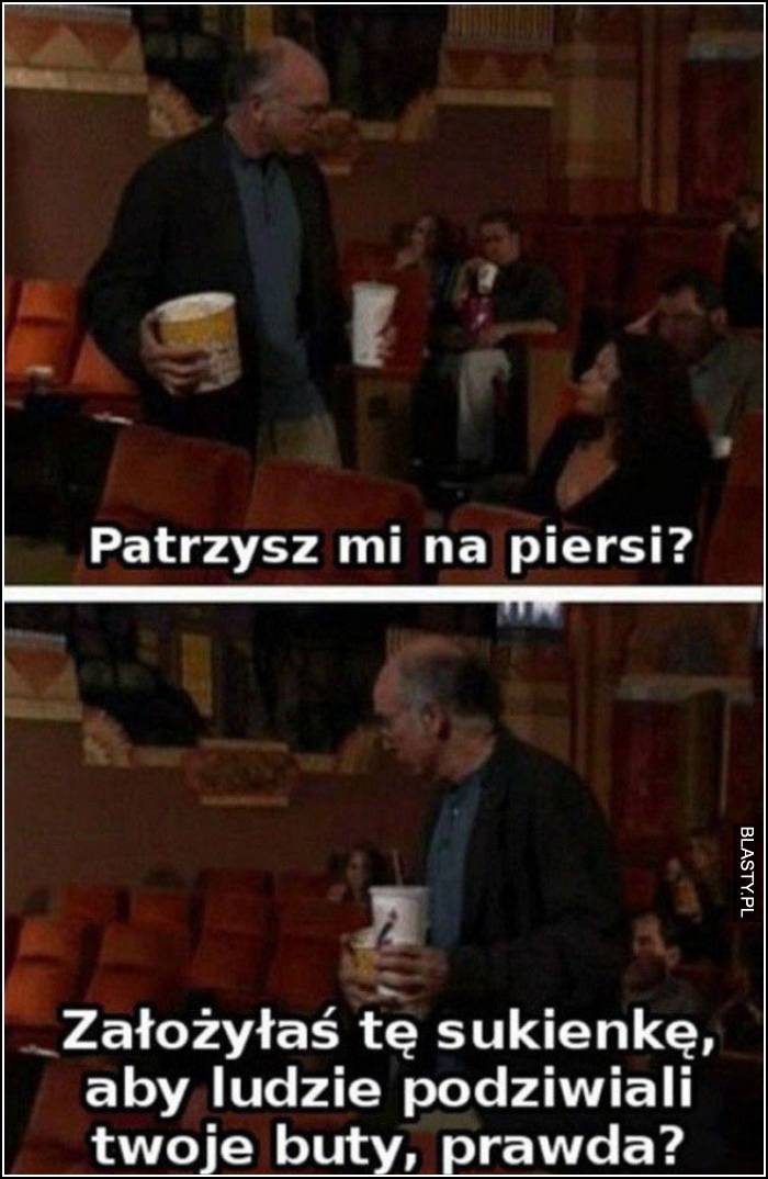 patrzy jej na piersi