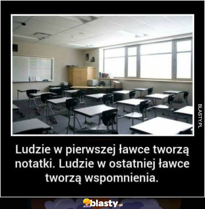 Ludzie w pierwszej ławce tworzą notatki