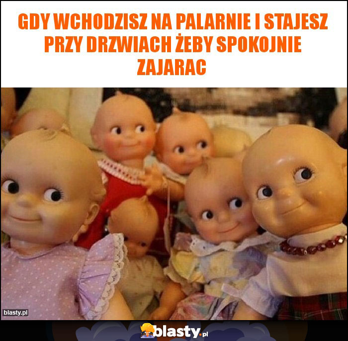 Gdy wchodzisz na palarnie i stajesz przy drzwiach żeby spokojnie zajarac Gdy wchodzisz na palarnie i stajesz przy drzwiach żeby spokojnie zajarac