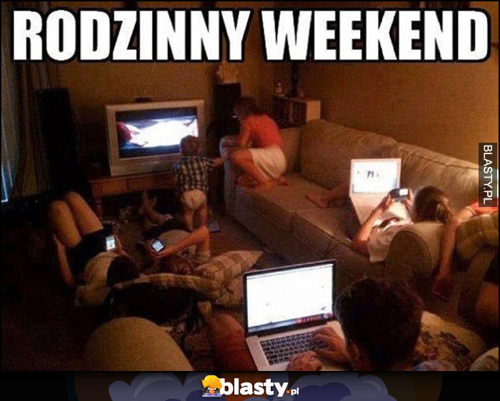 Rodzinny weekend wszyscy siedzą wpatrzeni w ekrany