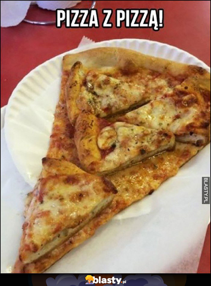Pizza z pizzą małe kawałki na kawałku pizzy