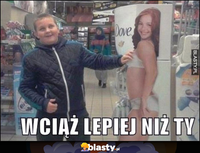 Wciąż lepiej niż ty chłopak maca laskę z kartonu w sklepie