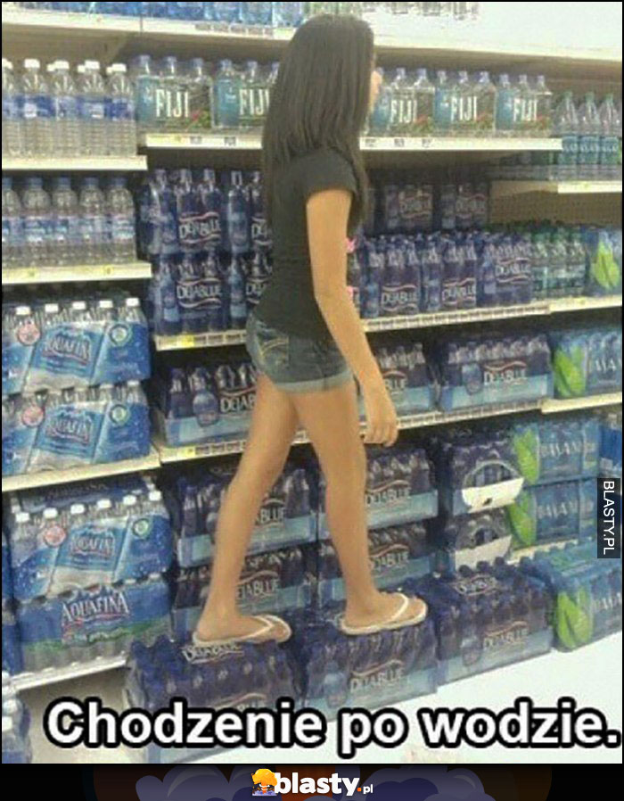 Chodzenie po wodzie dziewczyna chodzi po butelkach z wodą mineralną