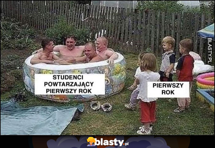 Studenci powtarzający pierwszy rok stare chłopy w baseniku dla dzieci