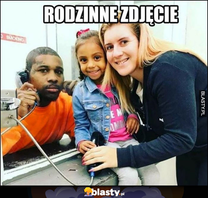 Rodzinne zdjęcie czarny ojciec murzyn w więzieniu na widzeniu