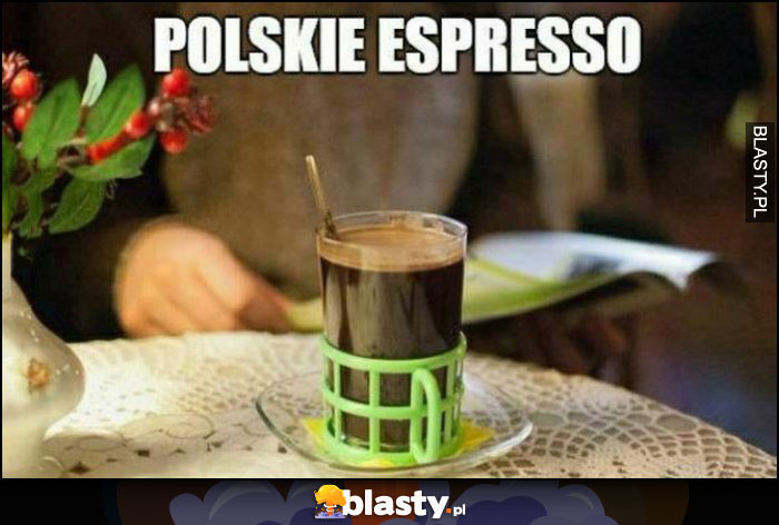 Polskie espresso kawa w szklance z uchwytem