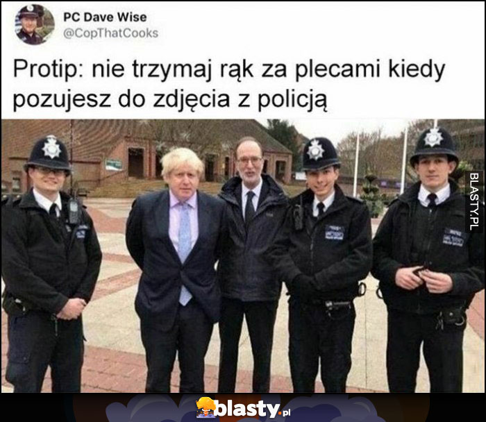 Boris Johnson protip: nie trzymaj rąk za plecami, kiedy pozujesz do zdjęcia z policja