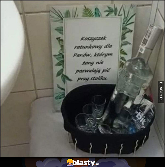 Koszyczek ratunkowy z wódką dla panów, którym żony nie pozwalają pić przy stoliku w kiblu toalecie