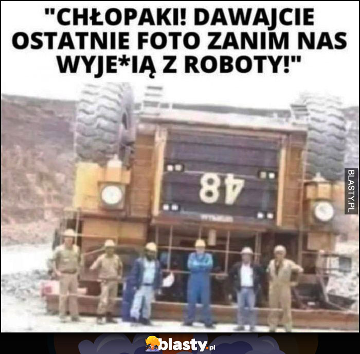 Chłopaki, dawajcie ostatnie zdjęcie zanim nas wywalą z roboty wywrócona koparka