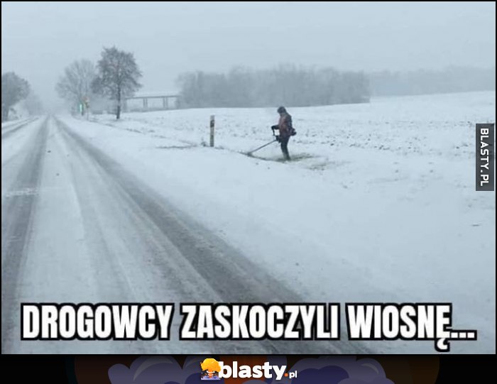 Drogowcy zaskoczyli wiosnę facet kosi trawę zimą