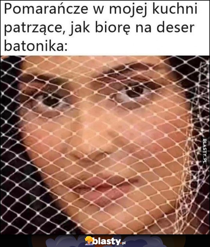 Pomarańcze w mojej kuchni patrzące, jak biorę na deser batonika