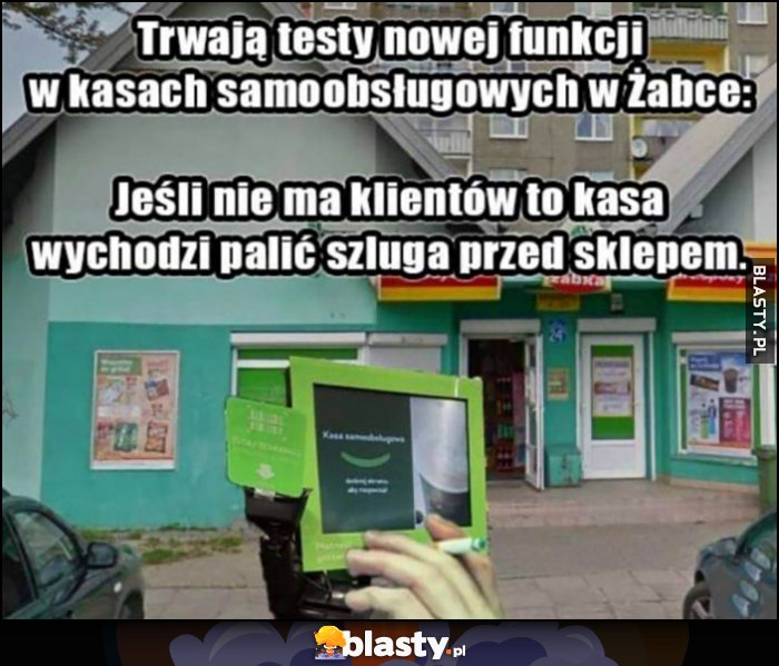 Trwają testy nowej funkcji w kasach samoobsługowych w Żabce: jeśli nie ma klientów to kasa wychodzi palić szluga przed sklepem