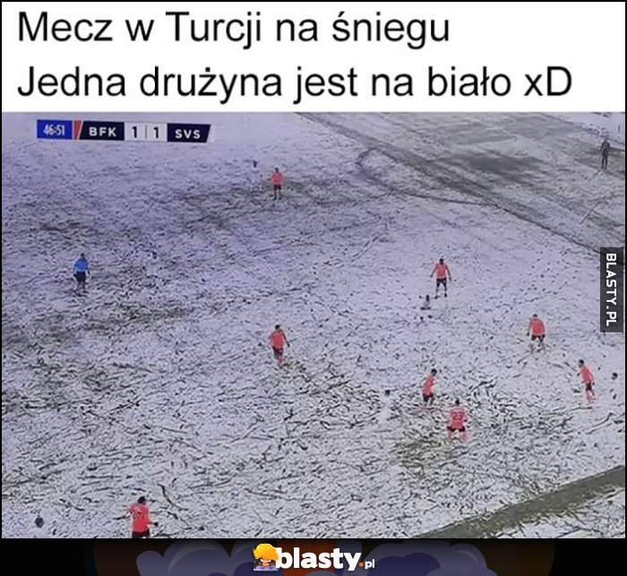 Mecz w Turcji na śniegu, jedna drużyna jest na biało