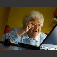 Babcia czyta z ekranu monitora